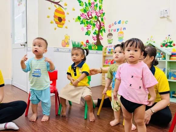 Trang Trí Bức Tranh Từ Hoa Lá – Bé Sáng Tạo Cùng Thiên Nhiên