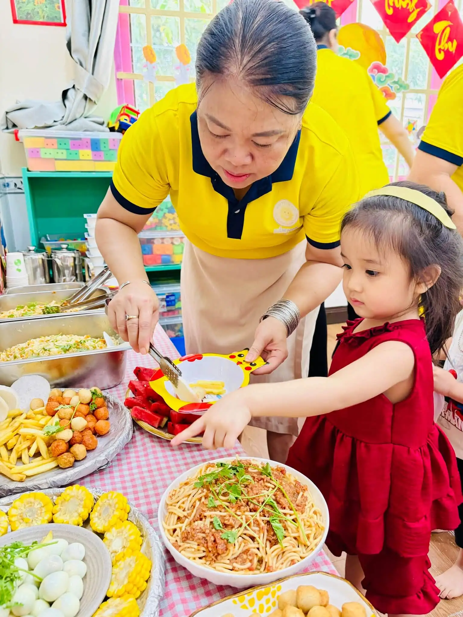 C&aacute;c b&eacute; Mầm non Mặt Trời B&eacute; Con vui vẻ thưởng thức tiệc Buffet ch&agrave;o năm học mới