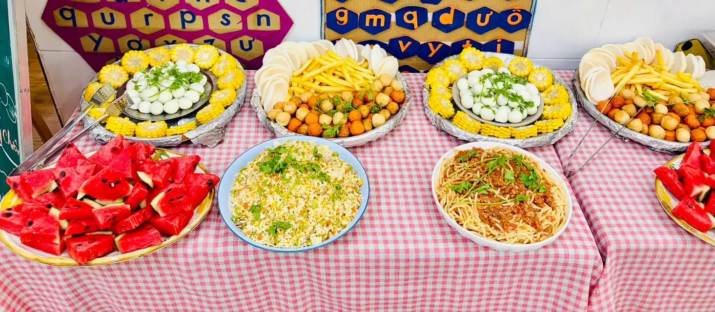 C&aacute;c m&oacute;n ăn hấp dẫn trong tiệc Buffet tại Mầm non Mặt Trời B&eacute; Con B&igrave;nh T&acirc;n