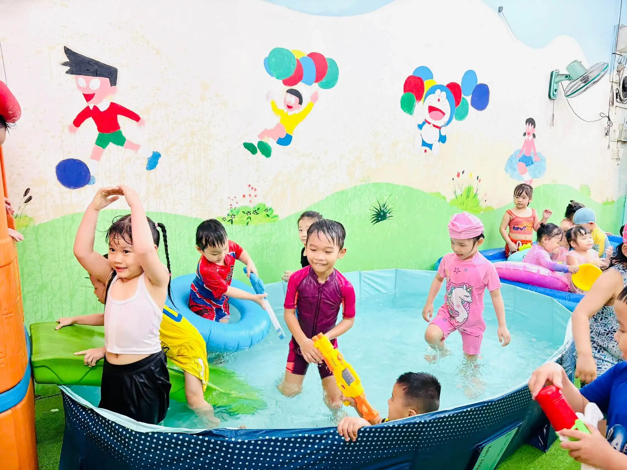 C&aacute;c b&eacute; vui chơi với nước tại Mầm non Mặt Trời B&eacute; Con An Lạc