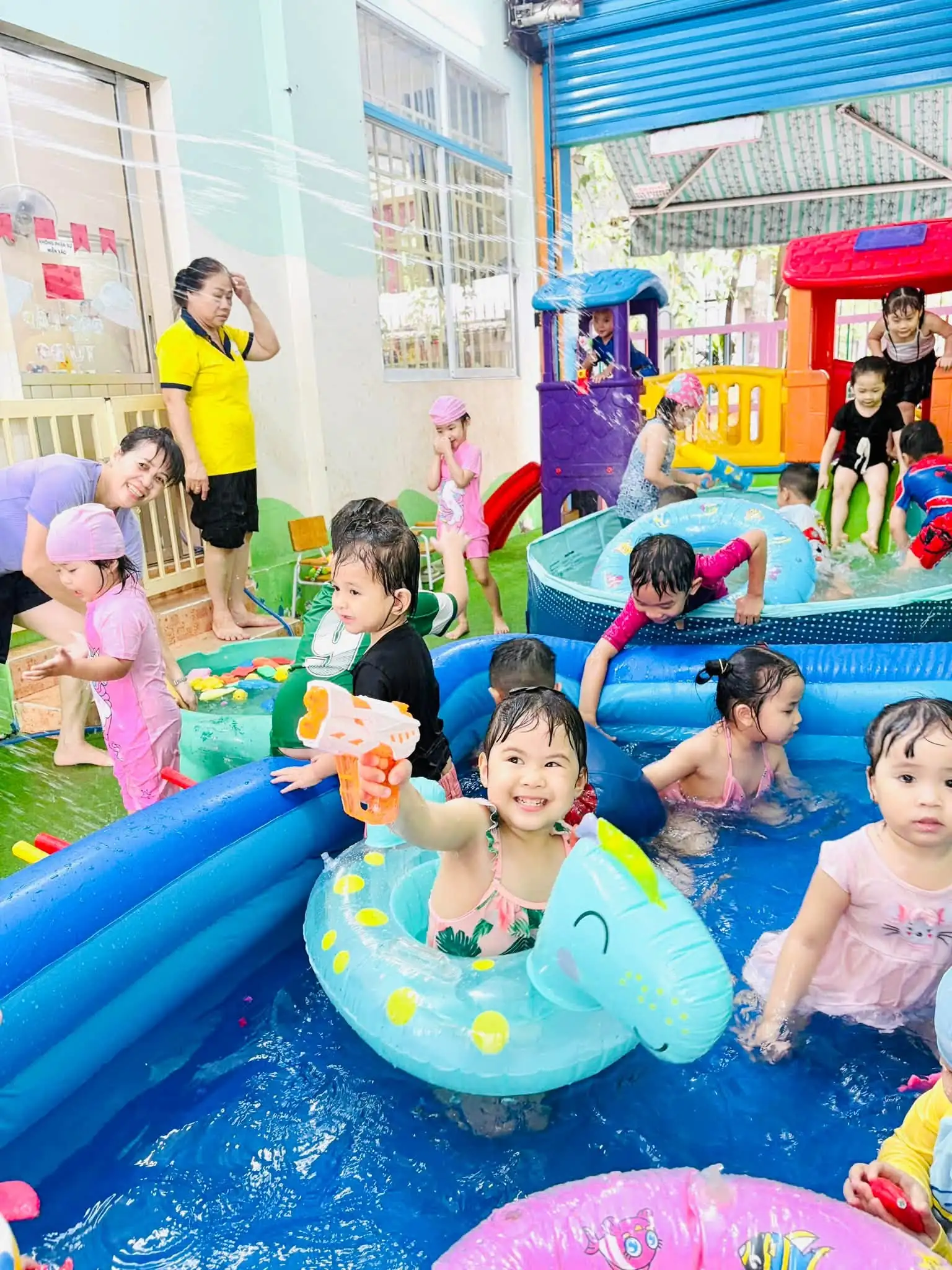 B&eacute; vận động v&agrave; kh&aacute;m ph&aacute; trong Lễ hội Nước tại Mầm non Mặt Trời B&eacute; Con