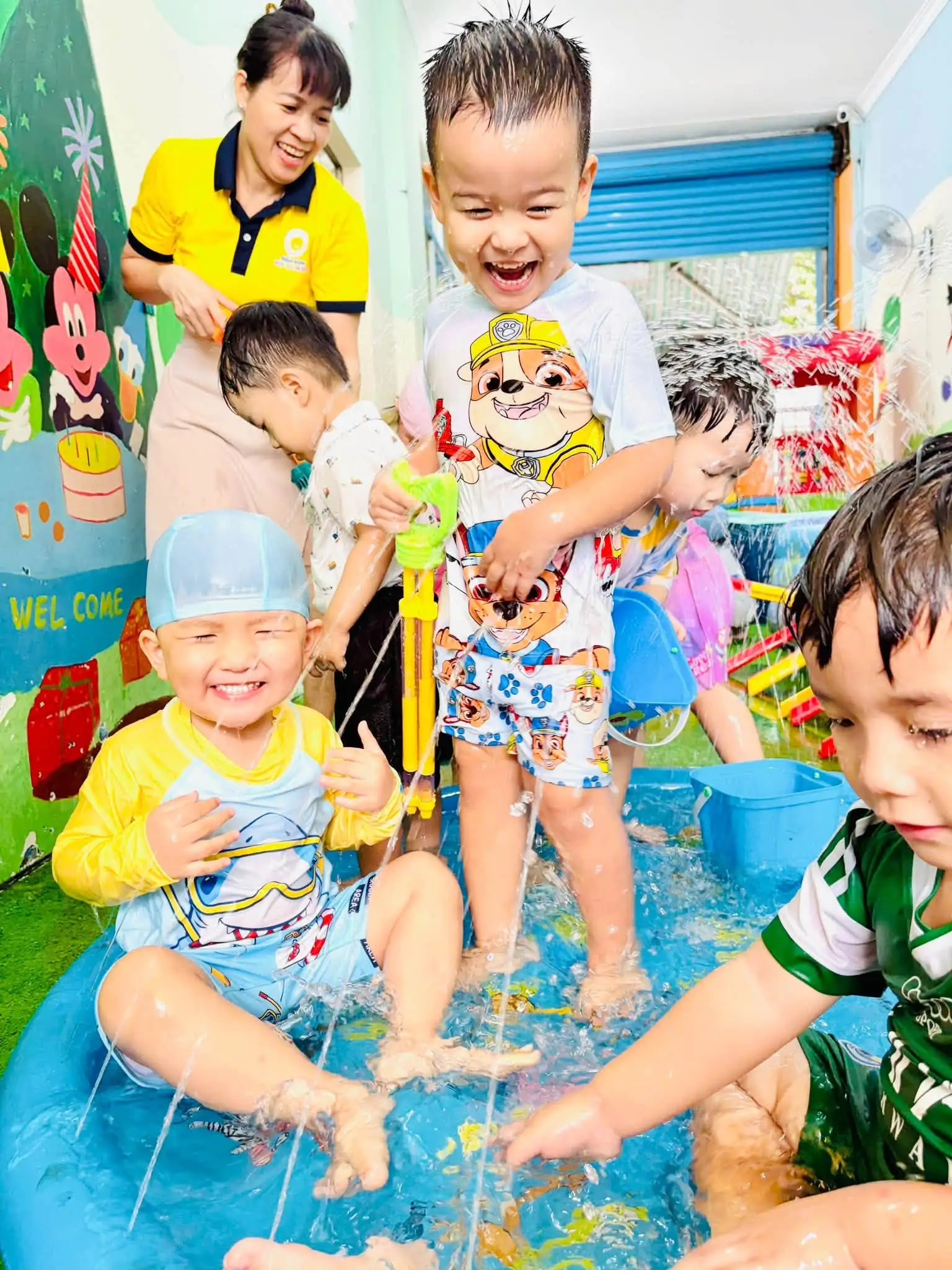 Khoảnh khắc đ&aacute;ng y&ecirc;u của c&aacute;c b&eacute; trong Lễ hội Nước tại Mầm non Mặt Trời B&eacute; Con