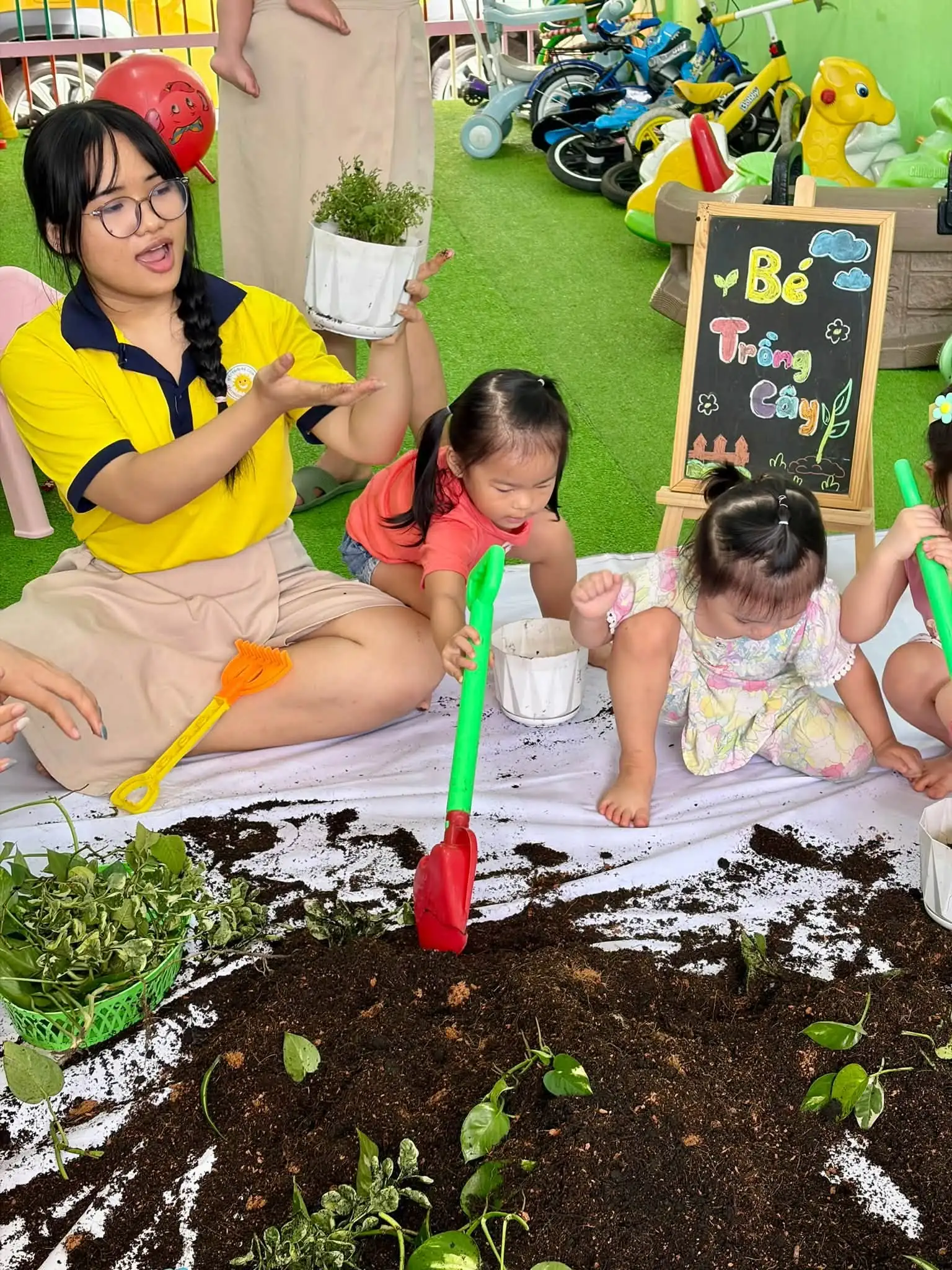 C&aacute;c b&eacute; tưới nước v&agrave; chăm s&oacute;c c&acirc;y xanh tại Mầm non Mặt Trời B&eacute; Con B&igrave;nh T&acirc;n