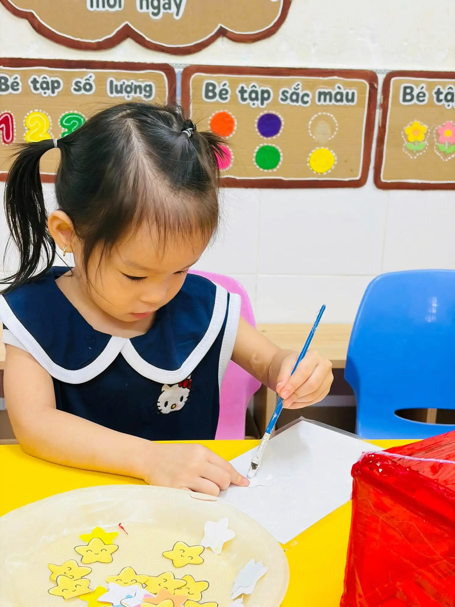 Bé lớp Cherry hào hứng tham gia làm lồng đèn Trung Thu tại trường