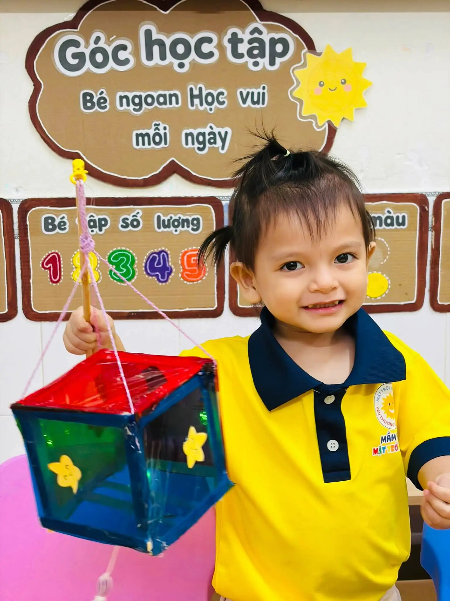 Những chiếc lồng đèn Trung Thu xinh xắn do các bé lớp Cherry thực hiện