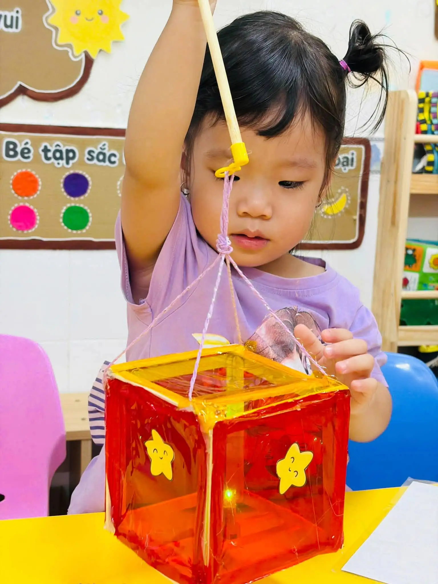Các bé lớp Cherry làm lồng đèn Trung Thu tại Mầm non Mặt Trời Bé Con