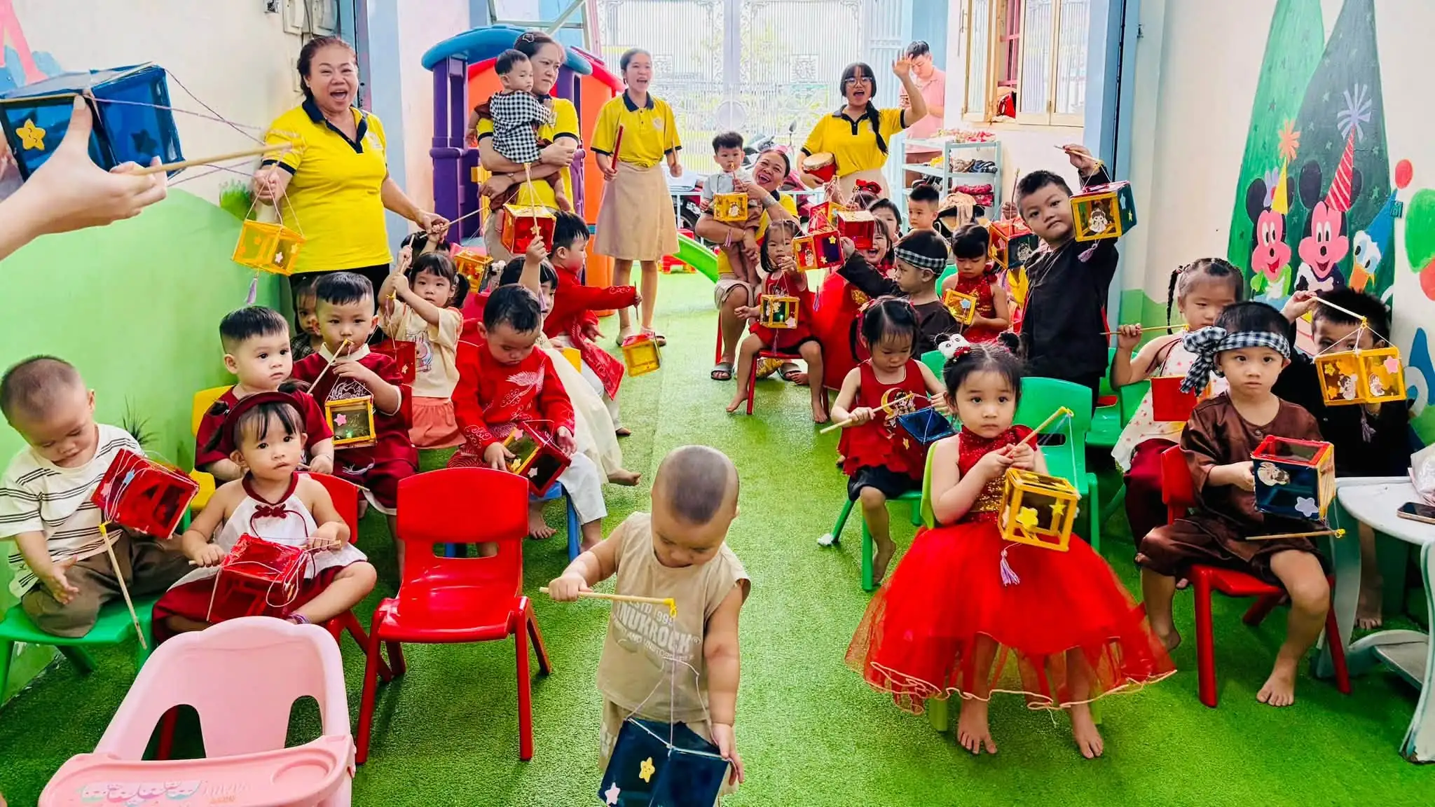 C&aacute;c b&eacute; xem m&uacute;a l&acirc;n trong Lễ hội Trung Thu 2026 tại Mầm non Mặt Trời B&eacute; Con