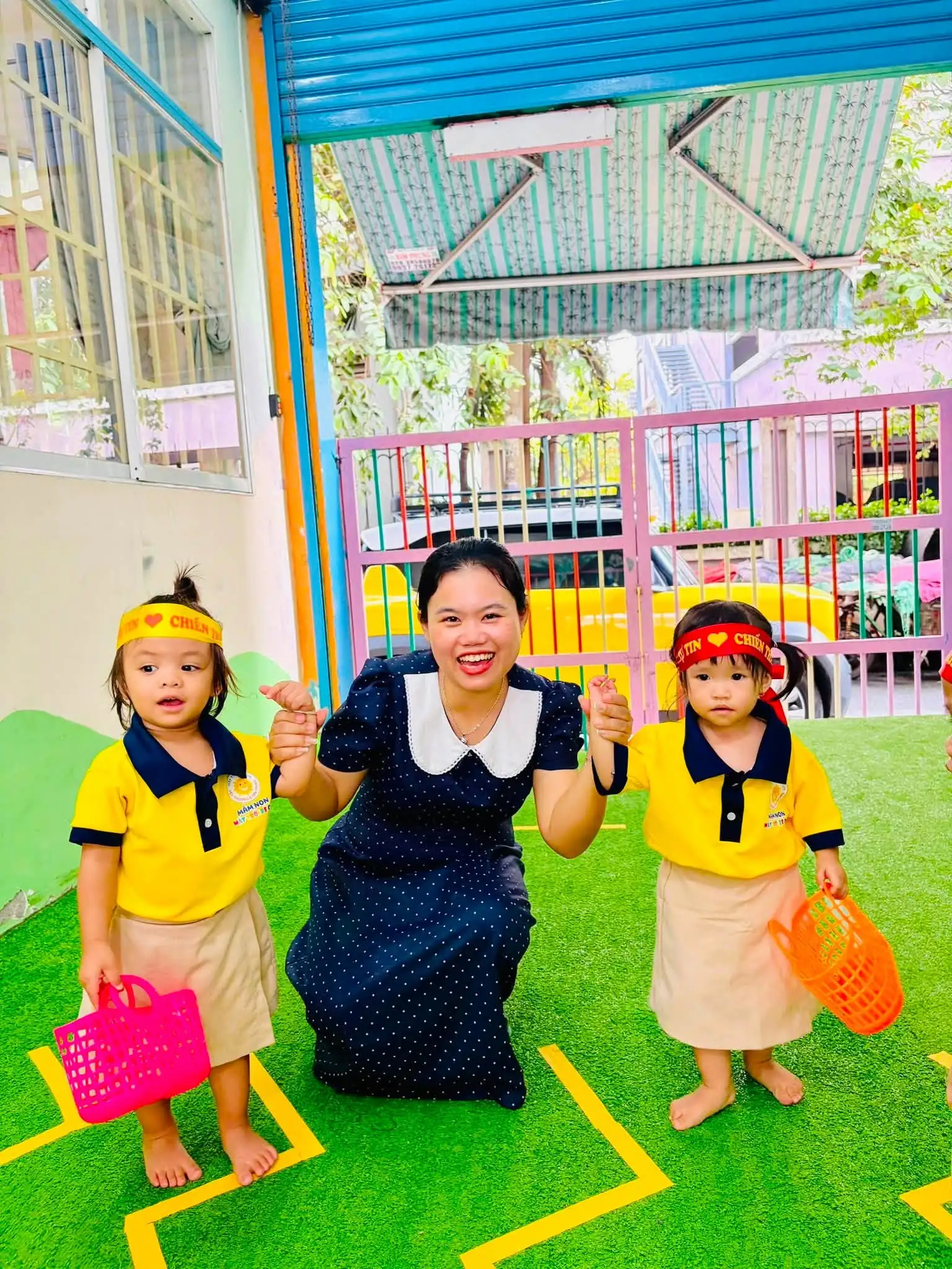 Giáo viên đồng hành cùng bé tại mầm non uy tín An Lạc